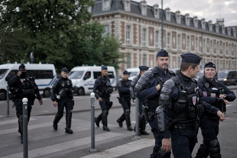  Bezpečnostní síly přijímají opatření během demonstrace na protest proti smrti 17letého Nahela, kterého 27. června v Nanterre postřelila policie do hrudníku, ve francouzském Lille.