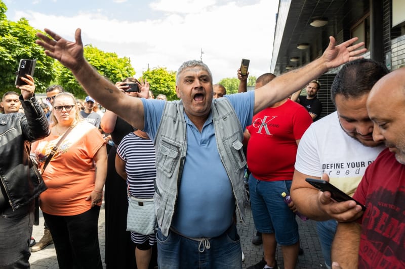 Stovky Romů protestují před nádražím v Pardubicích kvůli sobotnímu konfliktu mezi Romy a zřejmě třemi Ukrajinci (2. 7. 2023).