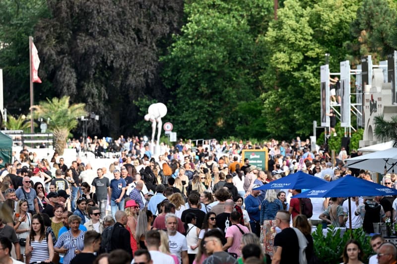 Návštěvníci si užívají 57. ročník filmového festivalu v Karlových Varech.