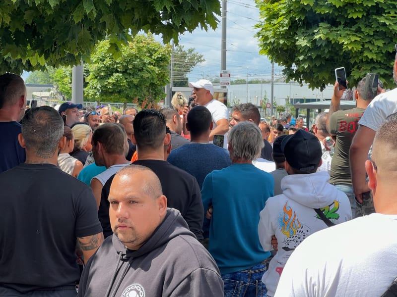 Stovky Romů protestují před nádražím v Pardubicích kvůli sobotnímu konfliktu mezi Romy a zřejmě třemi Ukrajinci (2. 7. 2023).