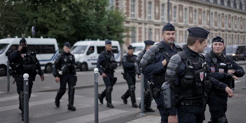  Bezpečnostní síly přijímají opatření během demonstrace na protest proti smrti 17letého Nahela, kterého 27. června v Nanterre postřelila policie do hrudníku, ve francouzském Lille.