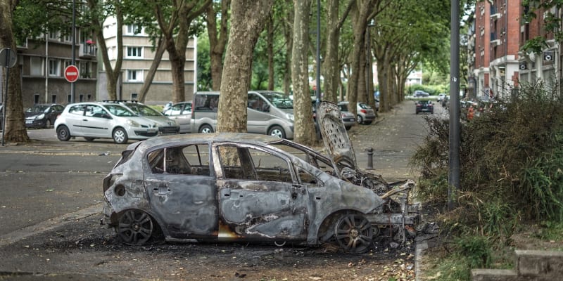 Během demonstrace na protest proti smrti sedmnáctiletého Nahela, kterého 27. června v Nanterre postřelila policie do hrudi, je vidět spálené auto ve francouzském Lille