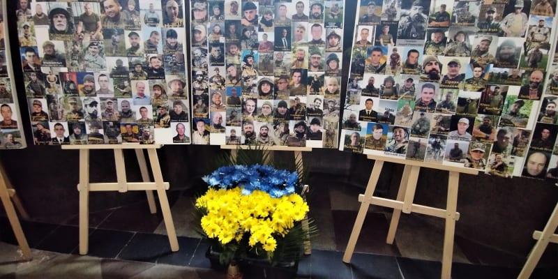 Posádkový kostel sv. Petra a Pavla ve Lvově s pamětními tably s fotografiemi padlých ukrajinských vojáků