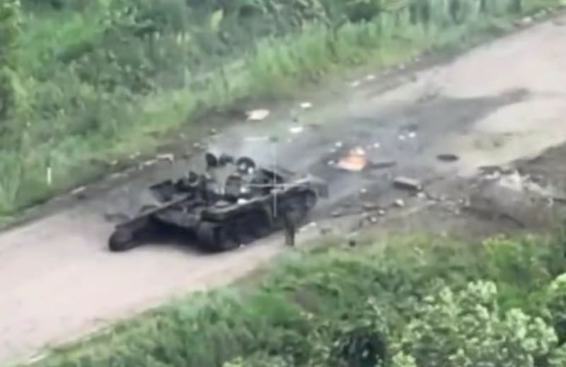 Ruský tank najel na miny.