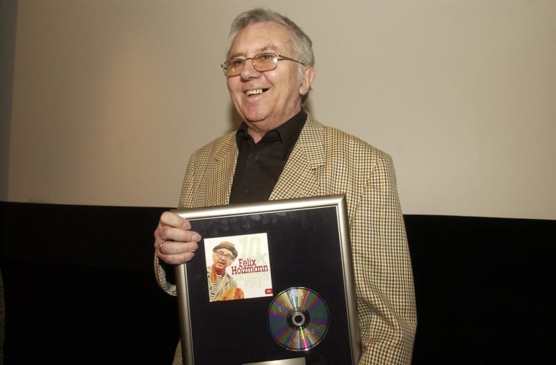 V roce 2002 převzal Felix Holzmann v Praze platinovou desku.