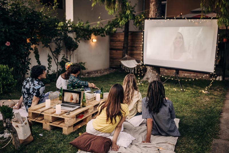 Sledovat film s přáteli můžete i na zahradě. 