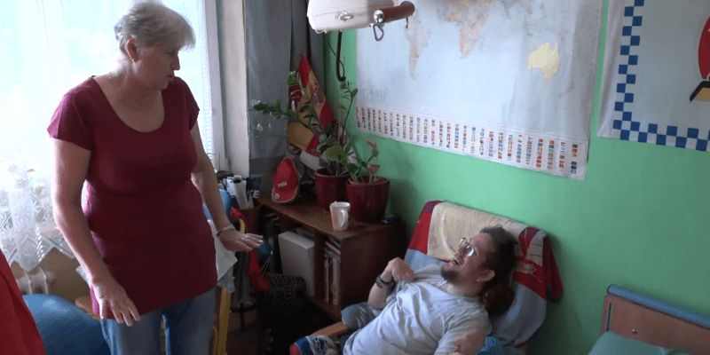 Paní Květa se stará o svého syna Michala, které pobírá příspěvek na péči ve čtvrtém stupni postižení. Ten však vystačí jen na pár hodin.