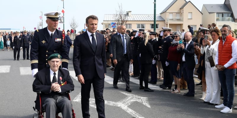 Léon Gautier a prezident Macron na oslavách 79. výročí vylodění v Normandii