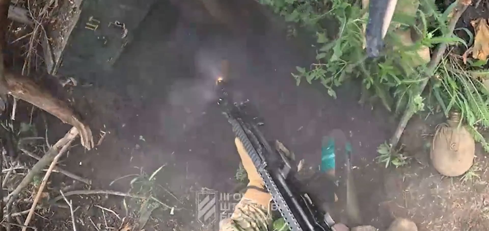 Ukrajinský voják střílí do ruského úkrytu.