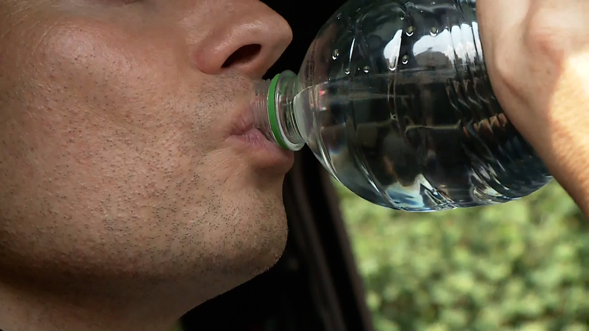 PET lahev může v autě napáchat pořádnou neplechu.