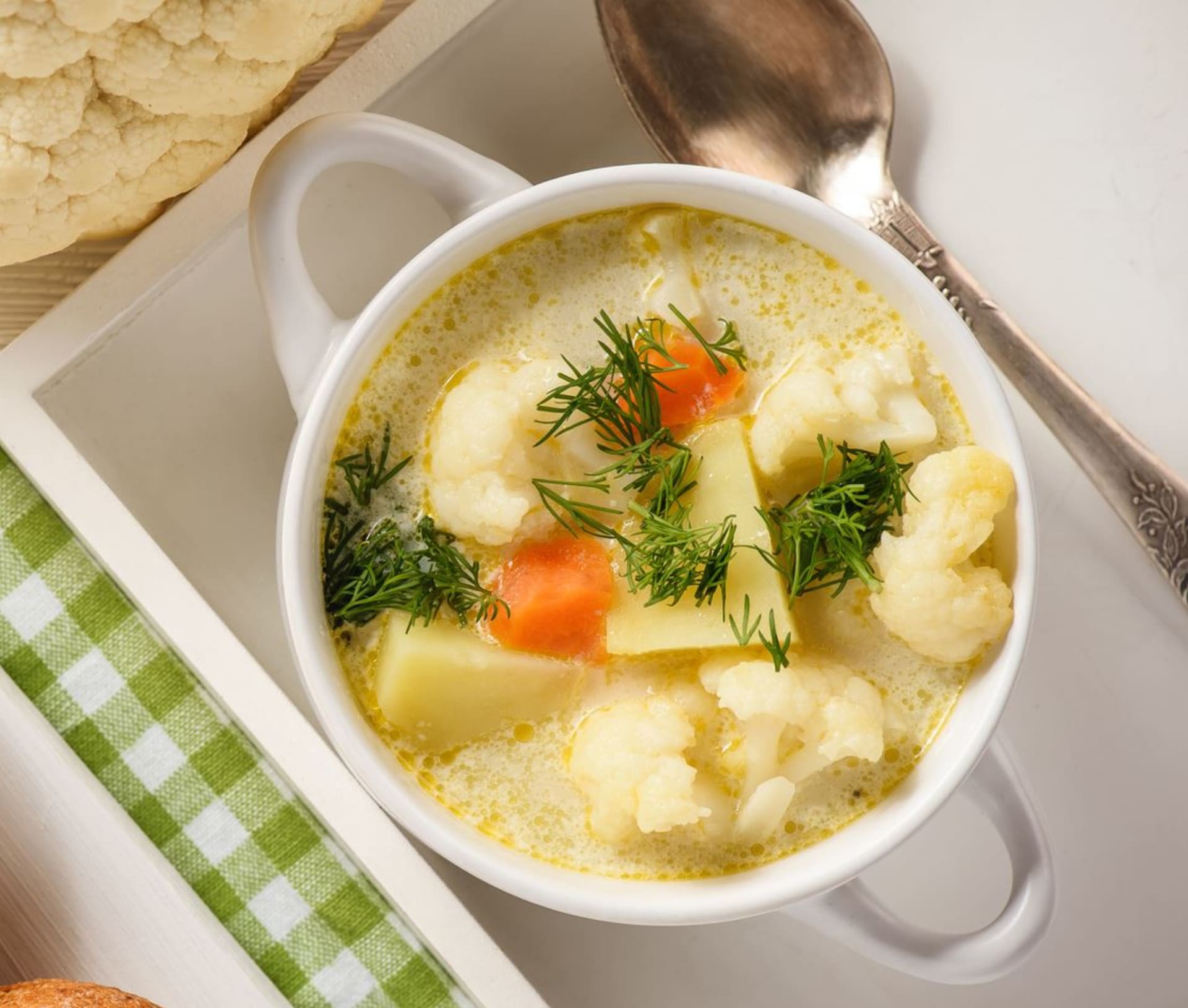 Smetanová květáková polévka s bramborem a mrkví