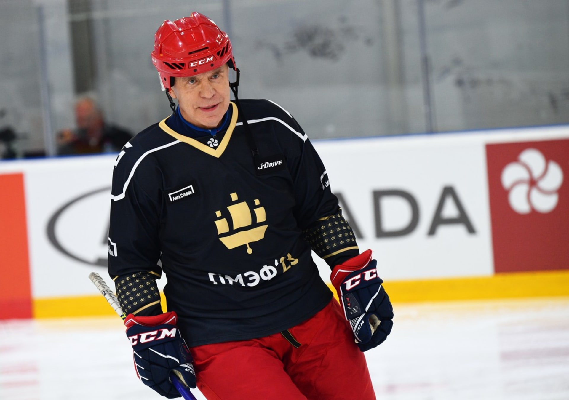 Vjačeslav Fetisov ještě na sebe čas od času hokejovou výstroj obleče.