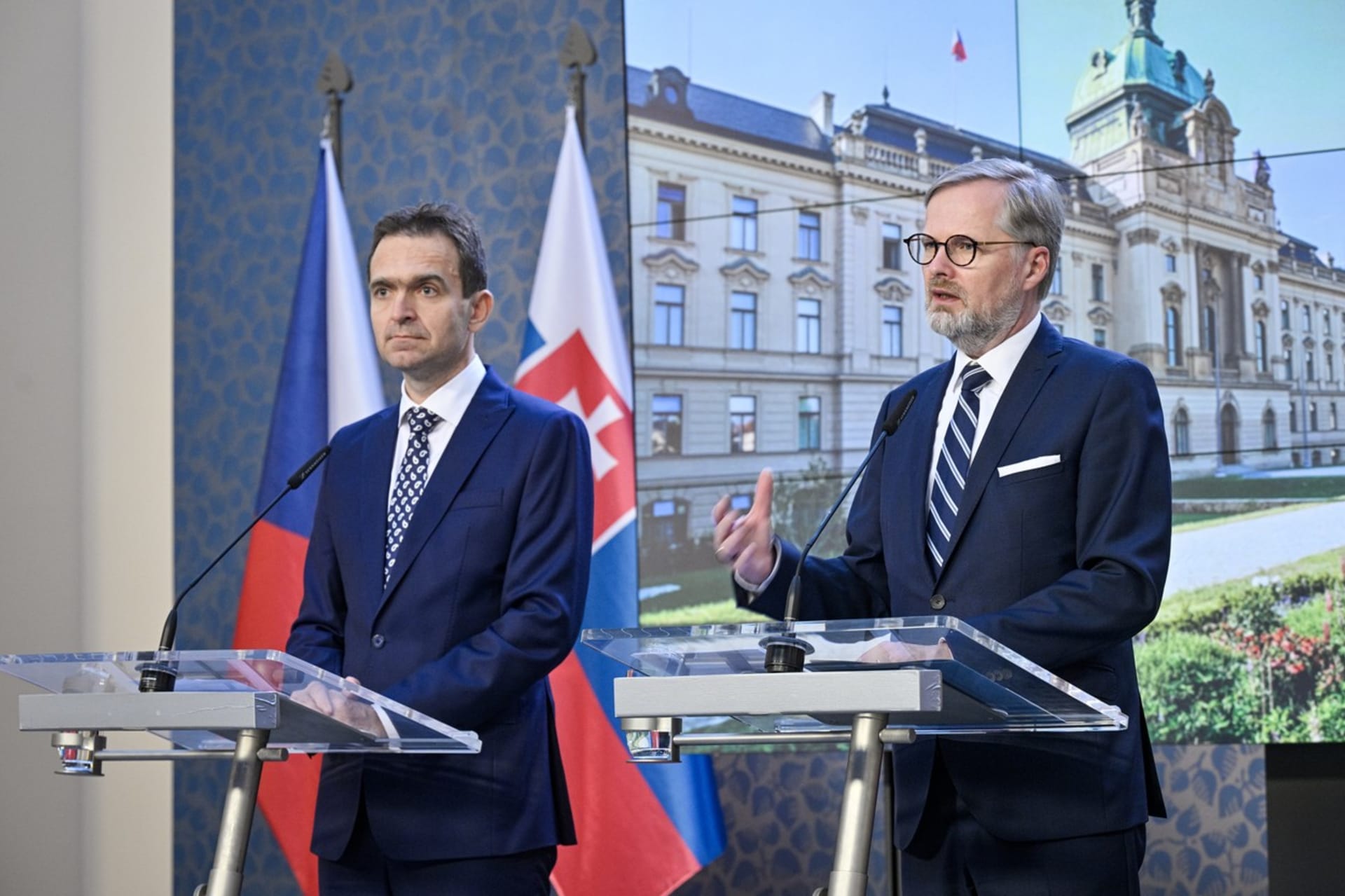 Předseda české vlády Petr Fiala (vpravo) a slovenský premiér Ľudovít Ódor na tiskové konferenci