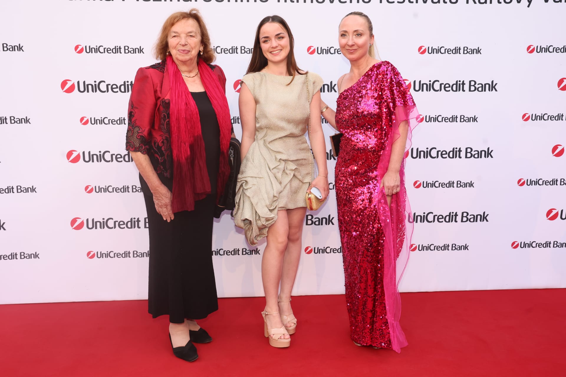 Livia Klausová na UniCredit Bank party s vnučkami.