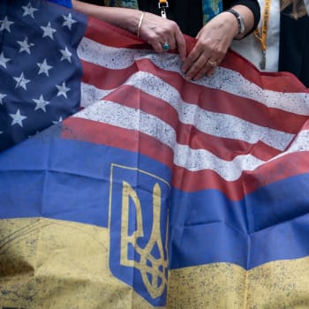Americká a ukrajinská vlajka na jednom ze shromáždění vyjadřujícím solidaritu s napadeným národem