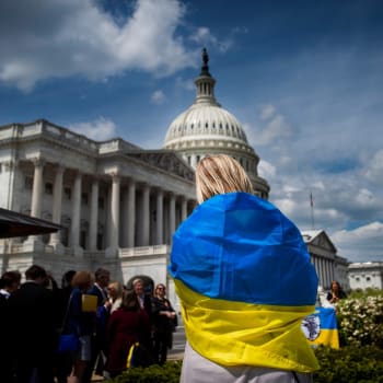 Žena zahalená do ukrajinské vlajky před washingtonským Kapitolem