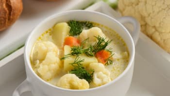 Smetanová květáková polévka s bramborem a mrkví 