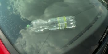 Necháváte PET lahve v rozpáleném autě? Je to nebezpečná chyba, varují experti