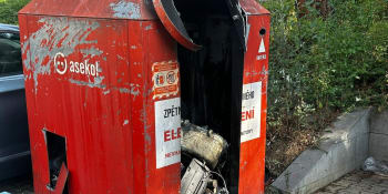 Muž v Plzni zaživa uhořel v kontejneru na elektroodpad. Do poslední chvíle volal o pomoc