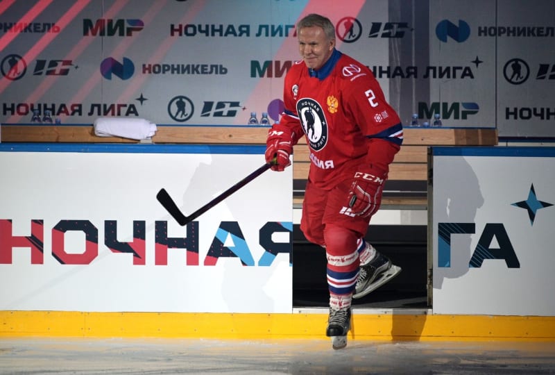Vjačeslav Fetisov ještě na sebe čas od času hokejovou výstroj obleče.