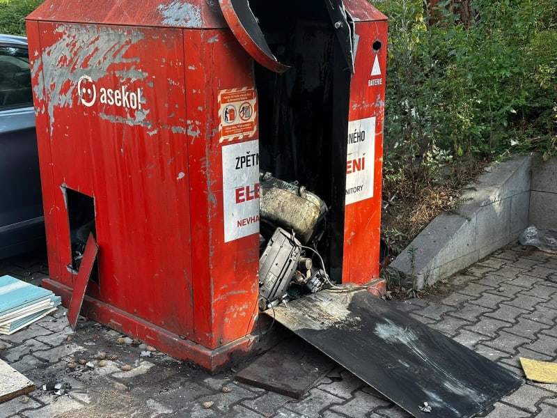Muž v Plzni pole svědků uhořel v kontejneru na elektroodpad.