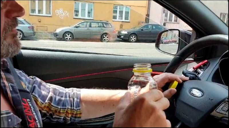 PET lahev může v autě napáchat pořádnou neplechu.