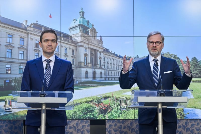 Předseda vlády Petr Fiala (vpravo) a slovenský premiér Ľudovít Ódor na tiskové konferenci