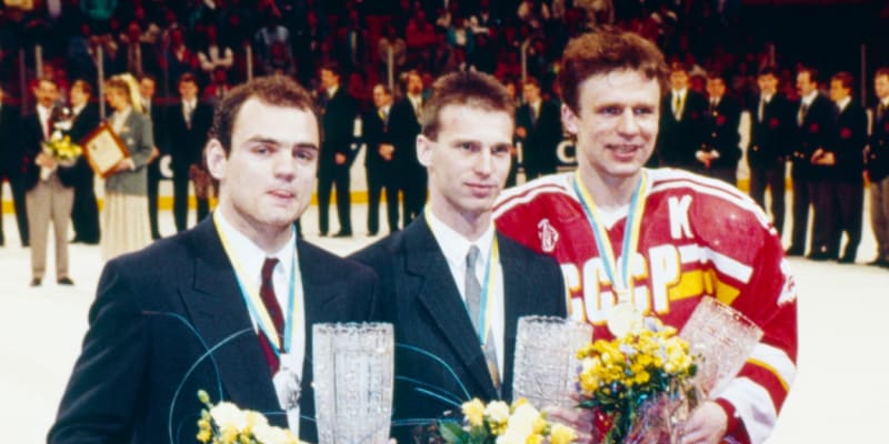 Tři nejlepší hráči na MS 1989 v ledním hokeji ve Stockholmu, zleva Kanaďan Brian Bellows (nejlepší útočník), nejlepší brankář Dominik Hašek z Československa a kapitán týmu SSSR Vjačeslav Fetisov (nejlepší obránce)