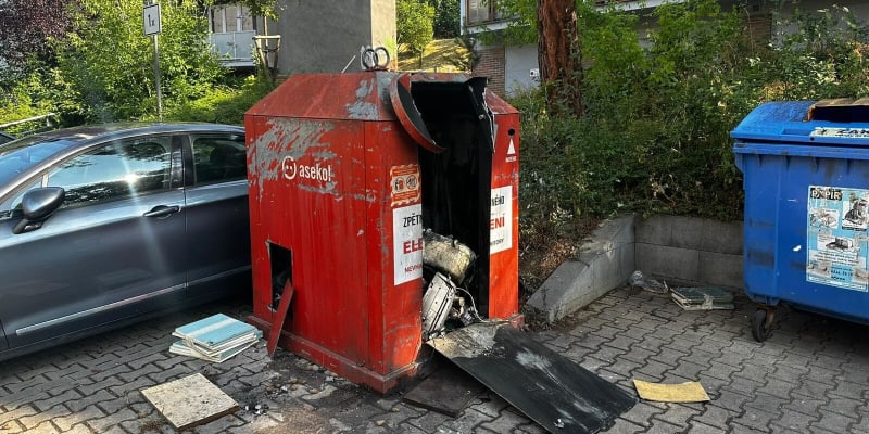 Muž v Plzni pole svědků uhořel v kontejneru na elektroodpad.