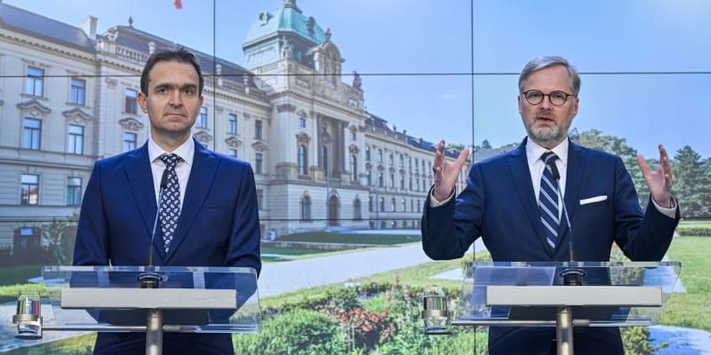 Předseda vlády Petr Fiala (vpravo) a slovenský premiér Ľudovít Ódor na tiskové konferenci