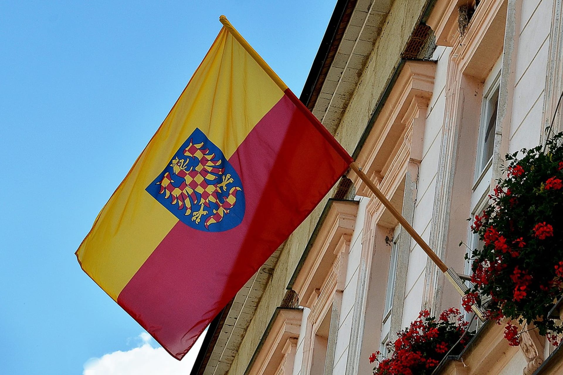 Údajná moravská vlajka která ve svátek Cyrila a Metoděje zdobí fasády stovek moravských radnic, jako na tomto snímku.