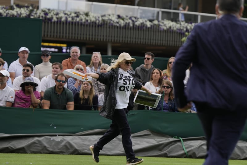Dvojice aktivistů narušila středeční program Wimbledonu. Utkání na kurtu číslo 18 muselo být přerušeno poté, co ho dva protestující v tričkách skupiny Just Stop Oil zaházeli oranžovými konfetami a dalšími předměty.