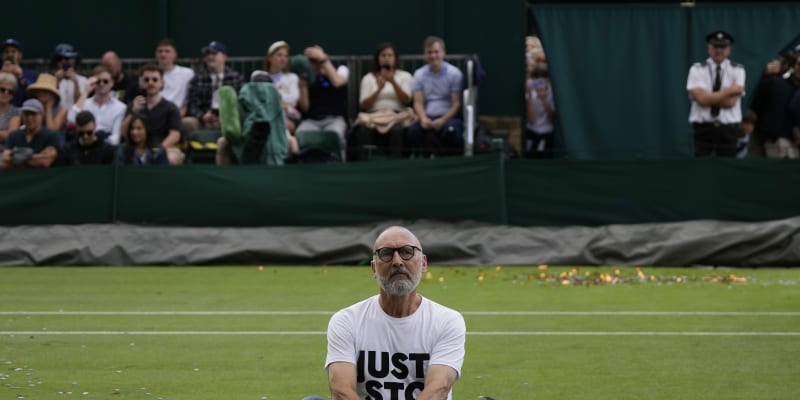 Dvojice aktivistů narušila středeční program Wimbledonu. Utkání na kurtu číslo 18 muselo být přerušeno poté, co ho dva protestující v tričkách skupiny Just Stop Oil zaházeli oranžovými konfetami a dalšími předměty.