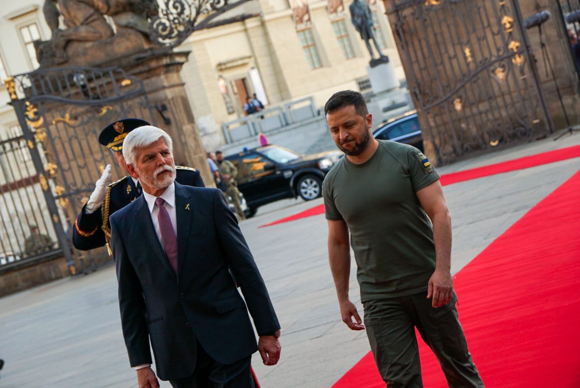 Ukrajinský prezident Volodymyr Zelenskyj dorazil na Hrad. Přivítal ho Petr Pavel. (6.7.2023)