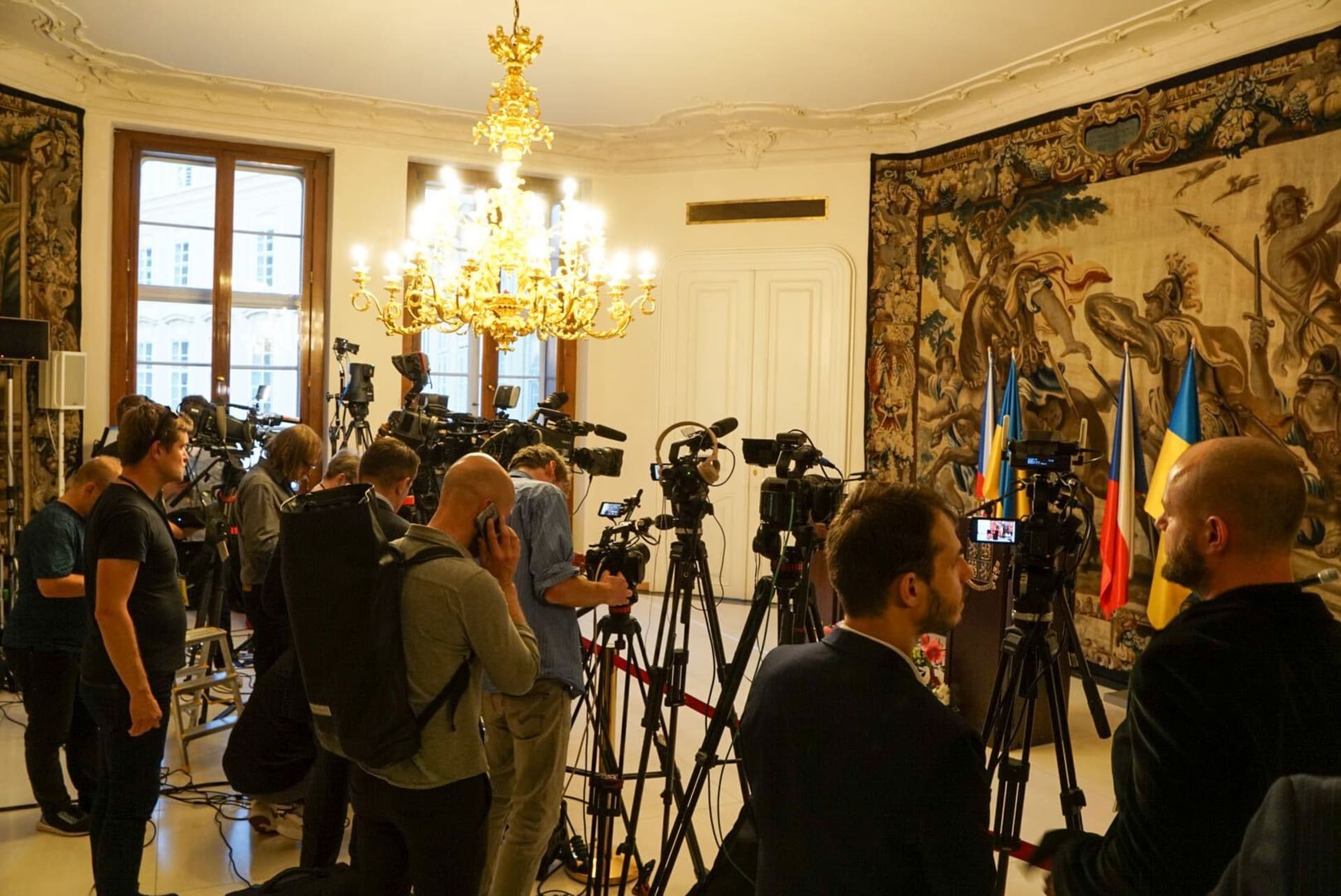 Novináři na Hradě čekají na tiskovou konferenci Volodymyra Zelenského a Petra Pavla po jednání.