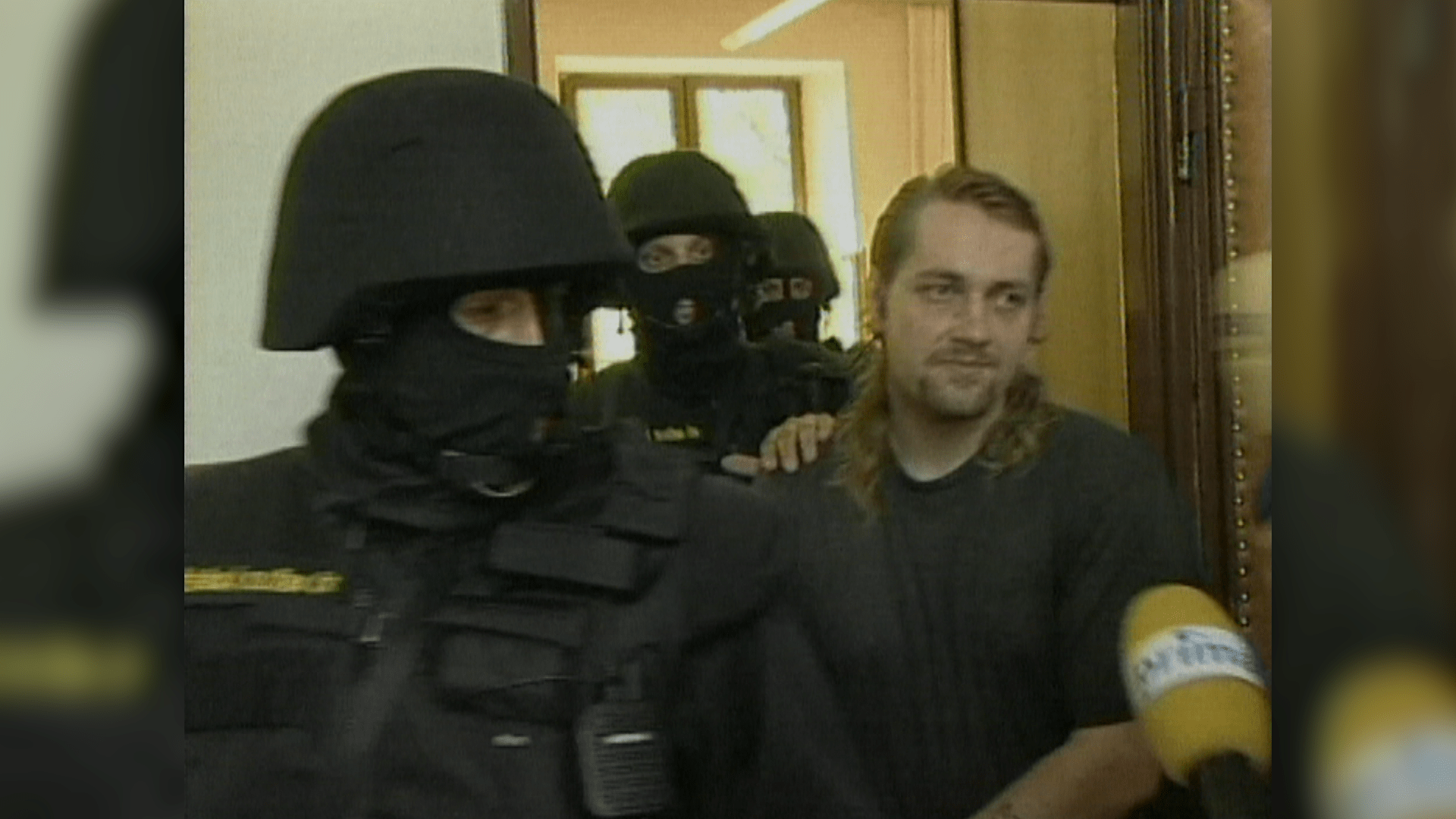 Pavel Záruba odpovídá na dotazy médií u soudního řízení v roce 2003.