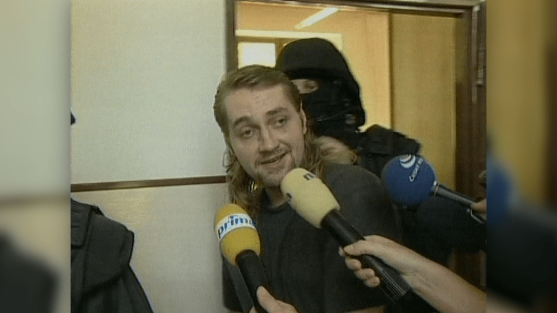 Pavel Záruba odpovídá na dotazy médií u soudního řízení v roce 2003.