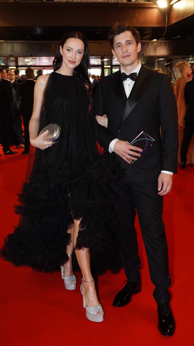 Moderátor Čestmír Strakatý a jeho půvabná manželka vsadili na elegantní černou barvu.