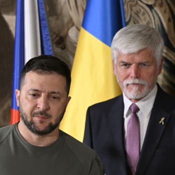 Ukrajinský prezident Volodymyr Zelenskyj a český prezident Petr Pavel (vpravo) vystoupili na tiskové konferenci po svém jednání, 6. července 2023, Pražský hrad.