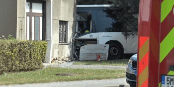 Vážná nehoda na Olomoucku. Autobus narazil do rodinného domu, pět lidí se zranilo