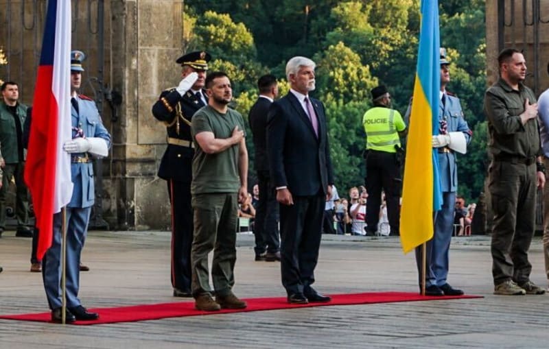 Ukrajinský prezident Volodymyr Zelenskyj dorazil na Hrad. Přivítal ho Petr Pavel.