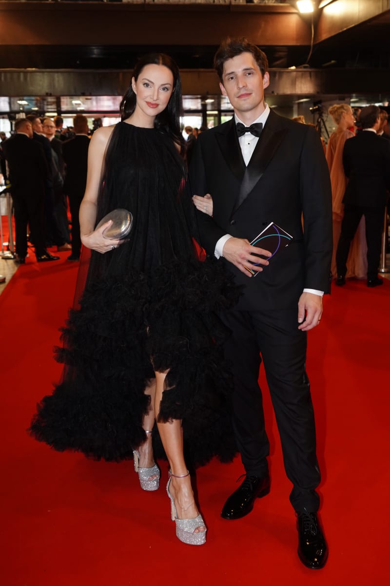 Moderátor Čestmír Strakatý a jeho půvabná manželka vsadili na elegantní černou barvu.