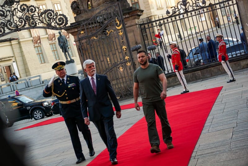 Ukrajinský prezident Volodymyr Zelenskyj dorazil na Hrad. Přivítal ho Petr Pavel. (6. 7. 2023)