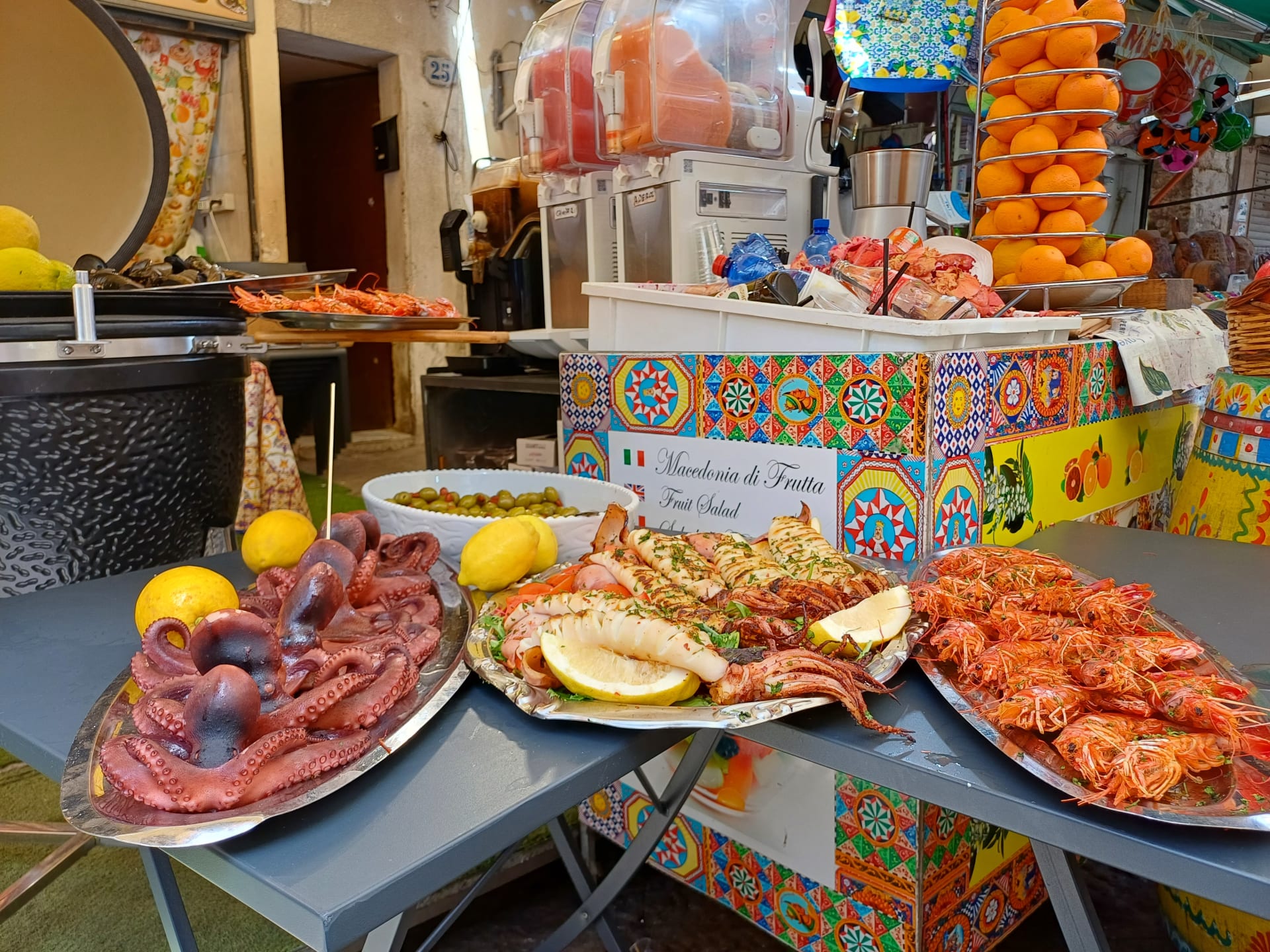 Na trhu jsou ze slaných pokrmů velmi oblíbené ryby a mořské plody