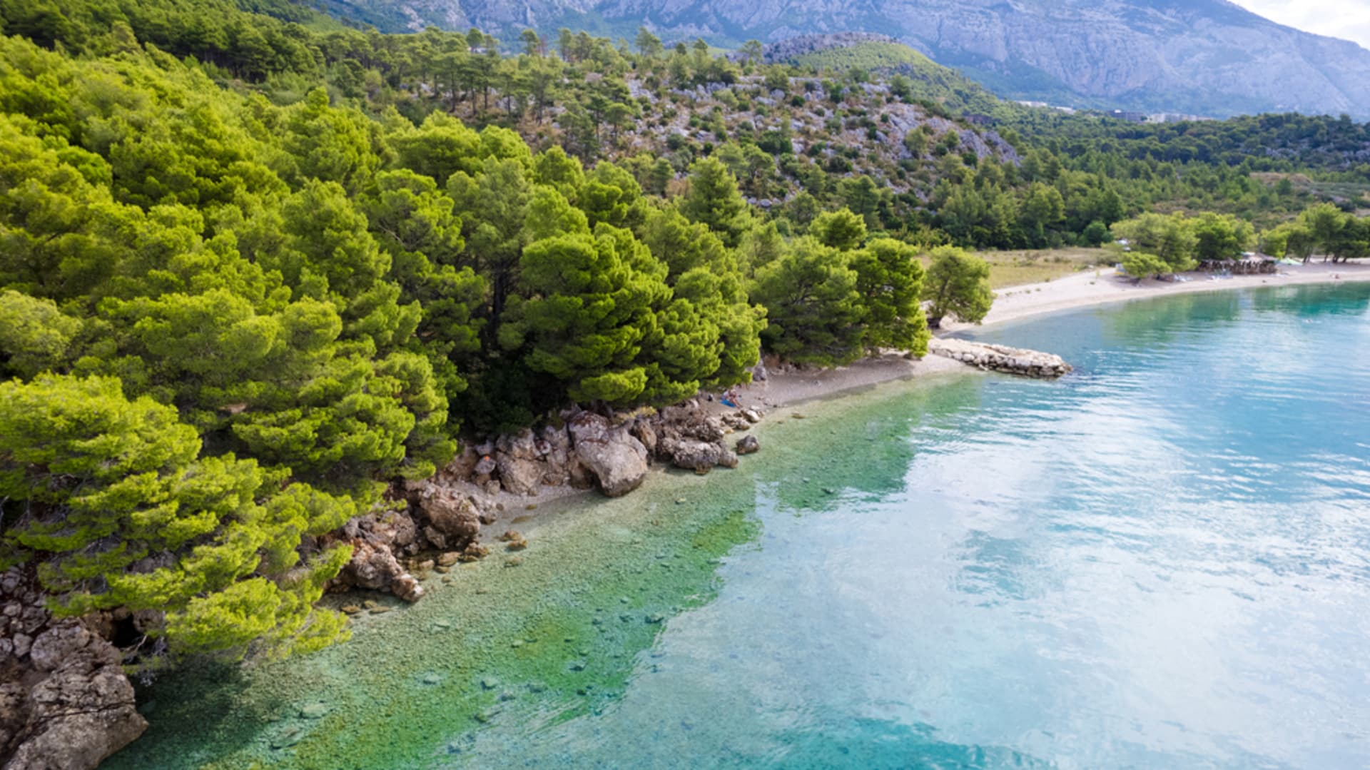 Jednu z oblíbených pláží v Chorvatsku sužuje nesnesitelný zápach. (Ilustrační foto)