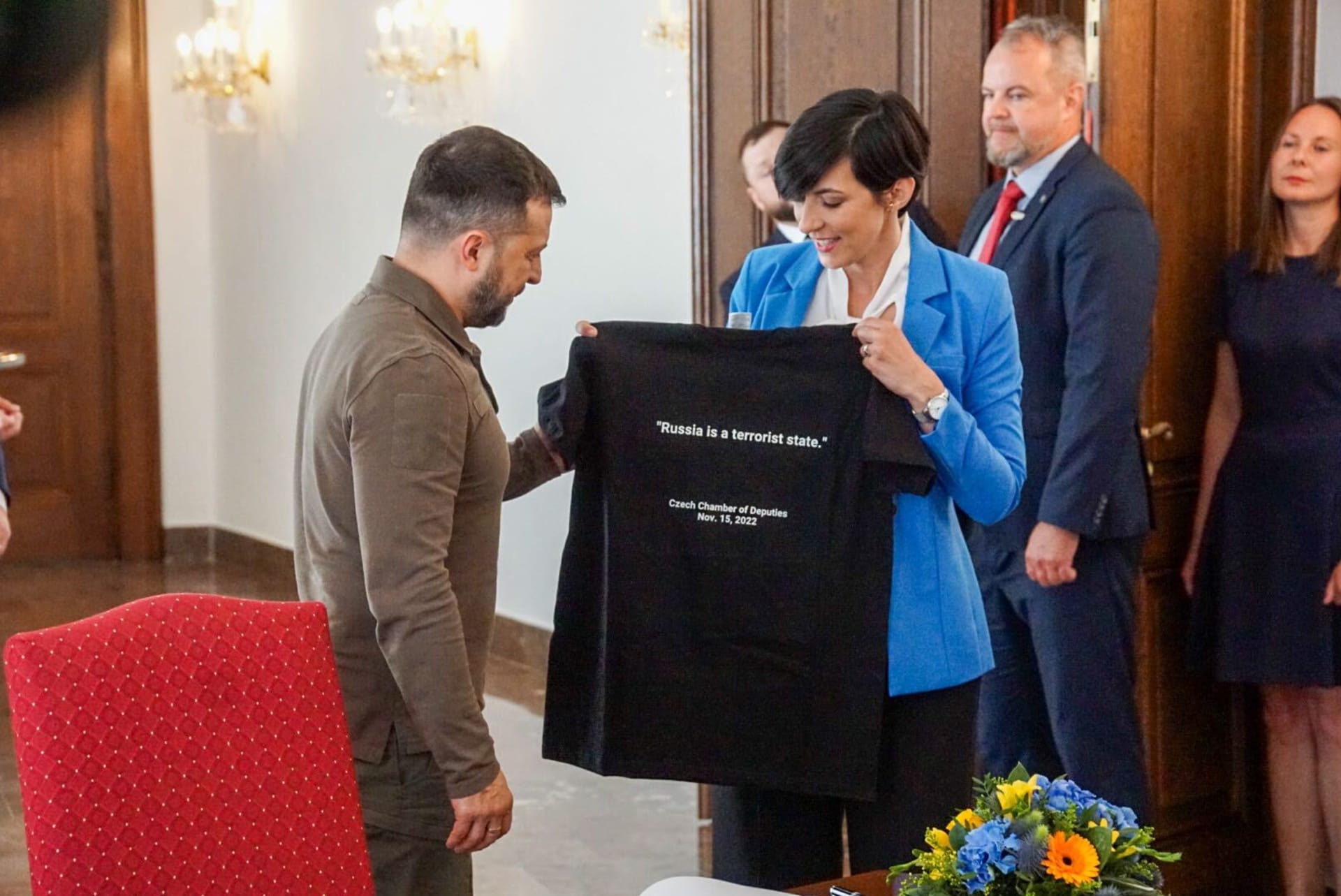 Zelenskyj dostal od Pekarové tričko s nápisem, že je Rusko teroristický stát.