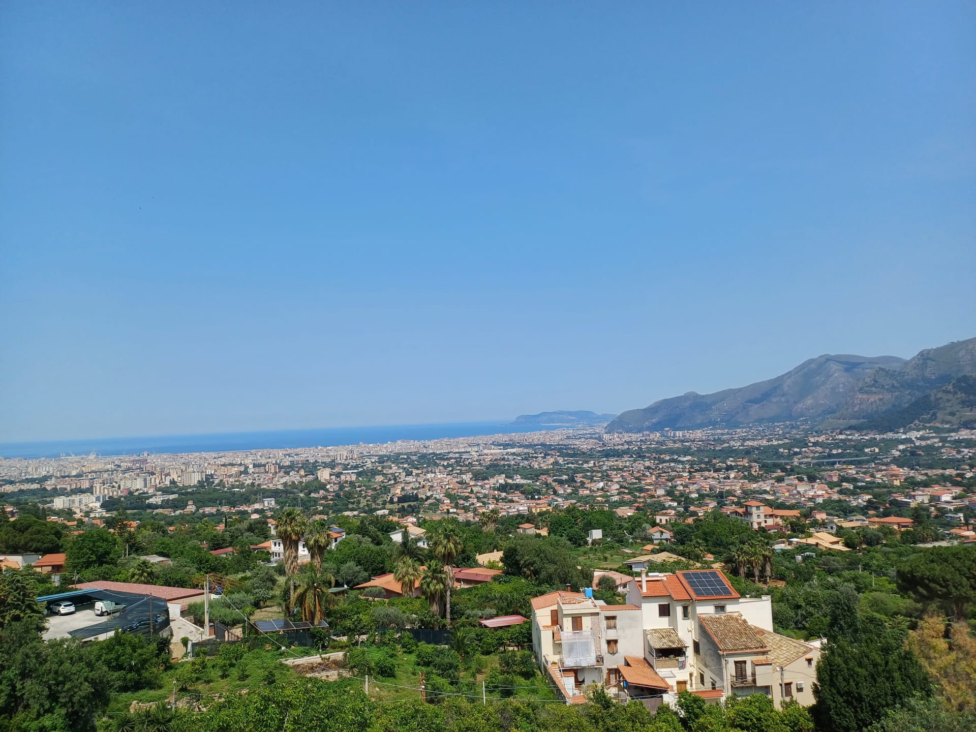 Pohled na Palermo z cesty na katedrálu Monreale