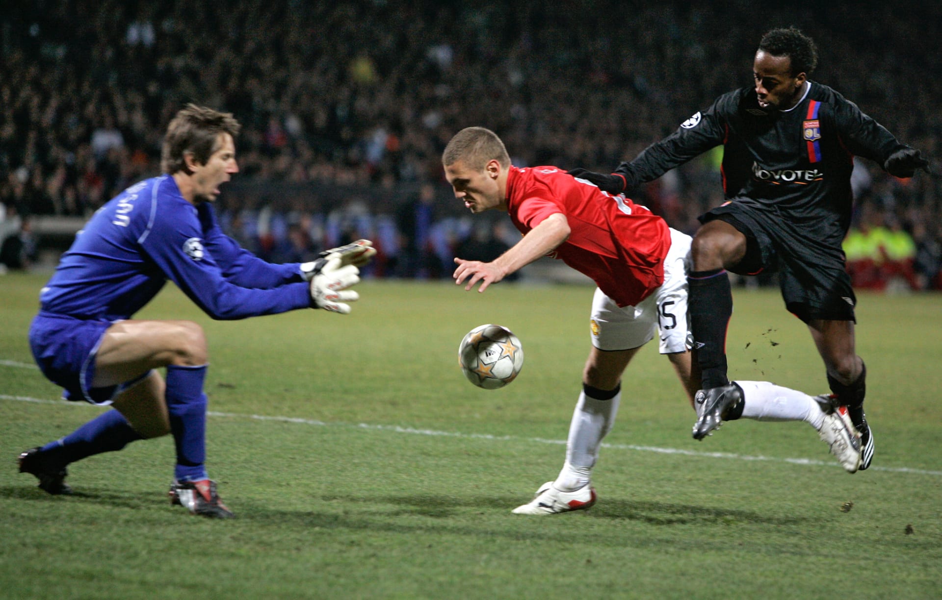 Brankář Manchesteru United  Edwin van der Sar. Lyon, únor 2008