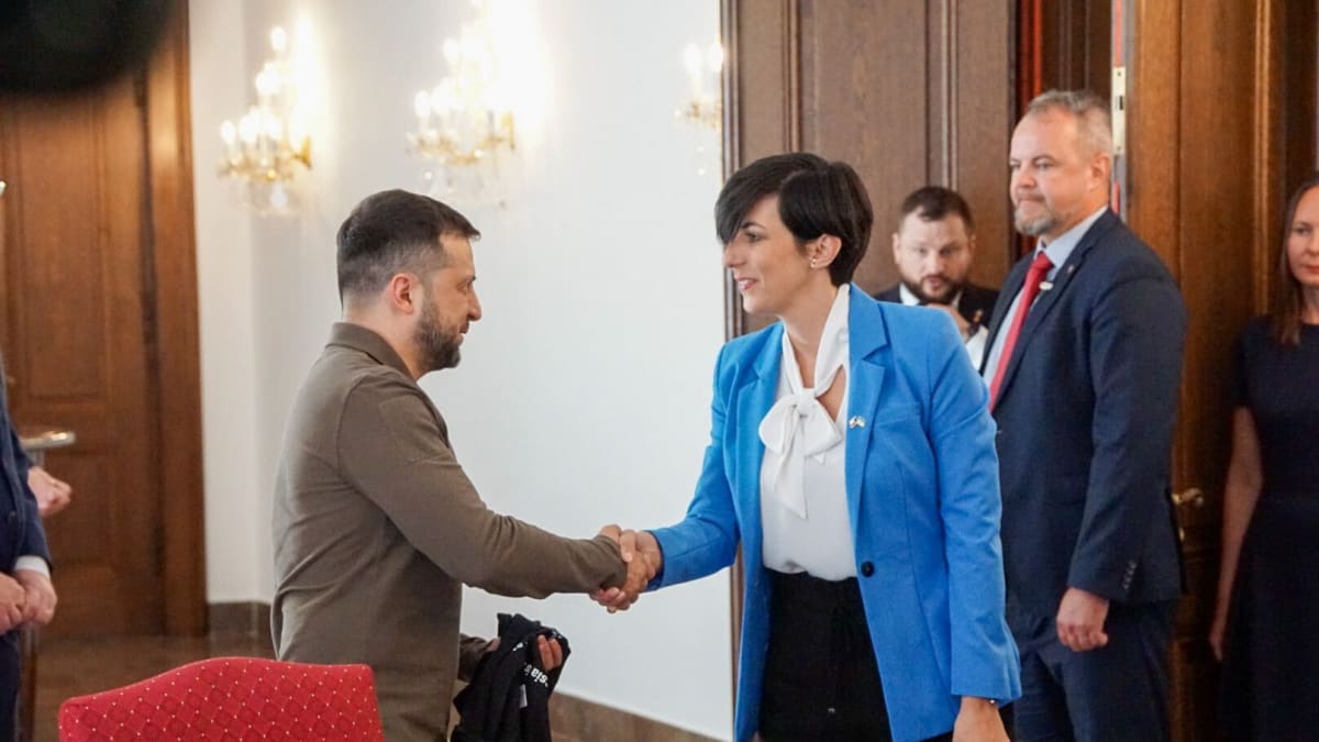 Ukrajinský prezident Volodymyr Zelenskyj dostal od předsedkyně Poslanecké sněmovny Markéty Pekarové Adamové (TOP 09) kuriózní dárek.