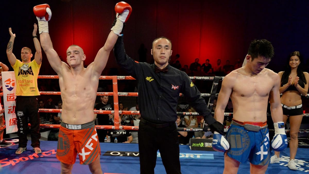 Profesionální zápasník Tadeáš Růžička (vlevo)
